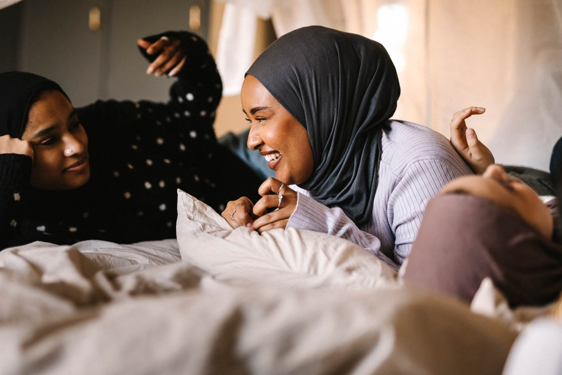 En muslimsk kvinna ler stort