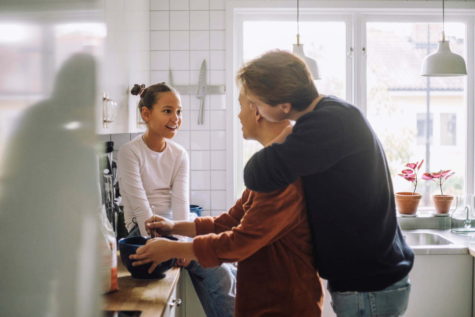 en familj lagar mat i ett kök