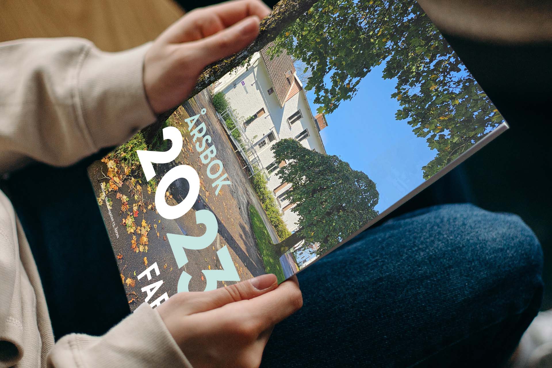 en kvinna håller Fabos årsbok