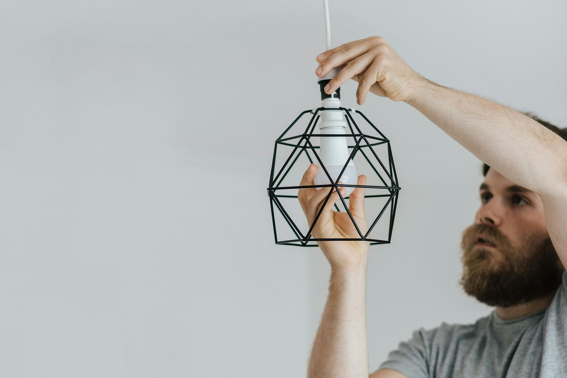 en man byter glödlampa