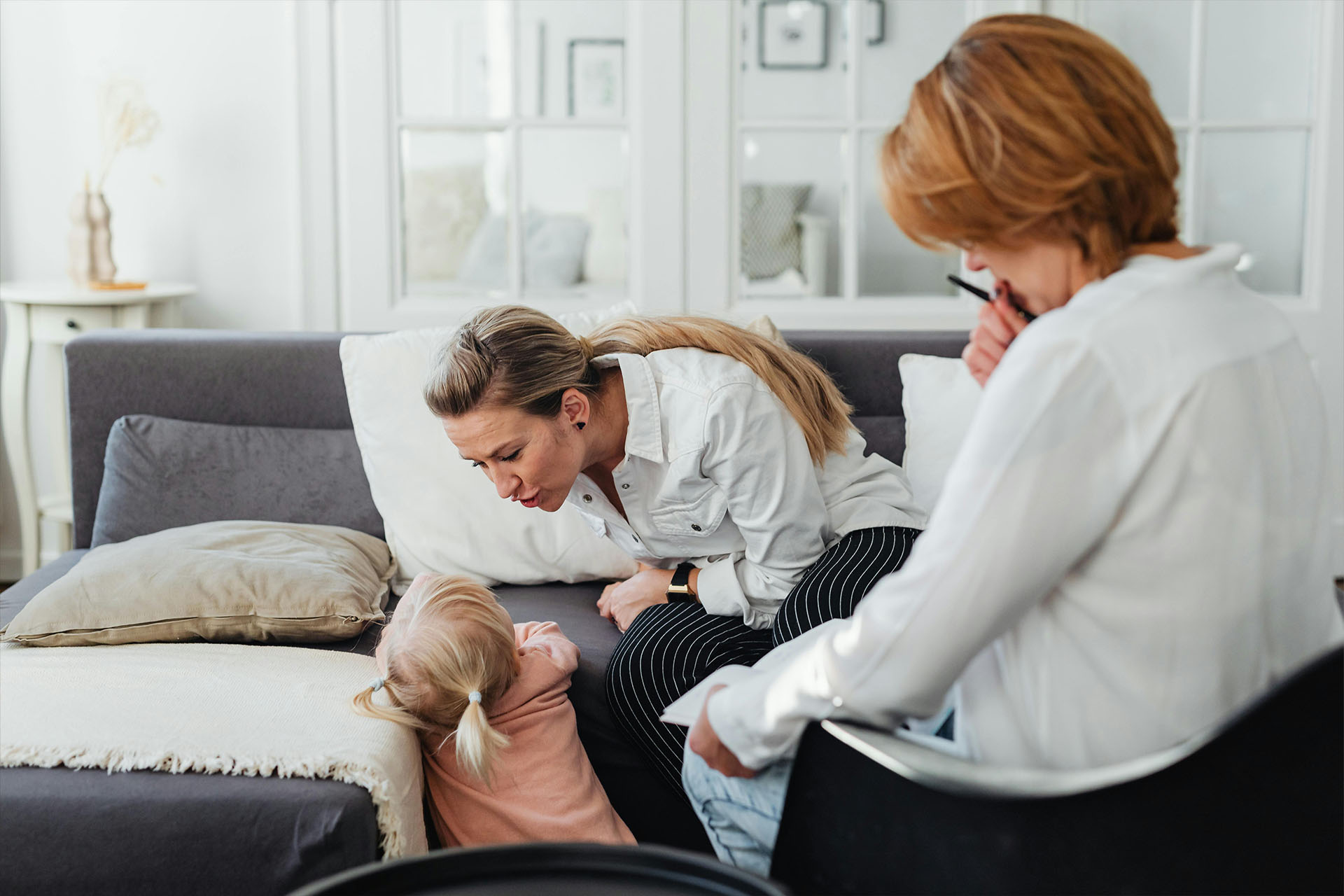 en mamma pratar med sin unga dotter