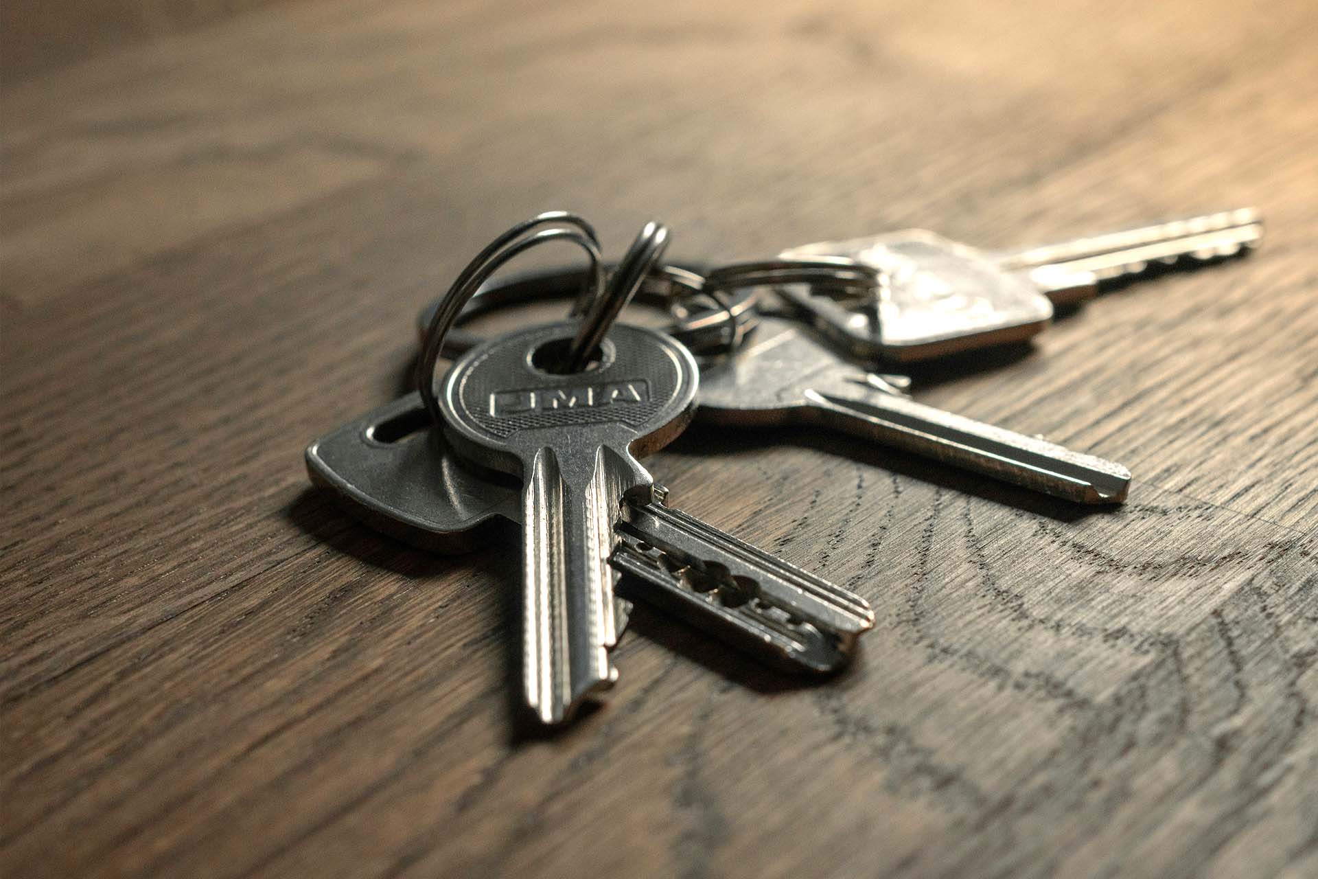 ett par nyklar ligger på ett bord