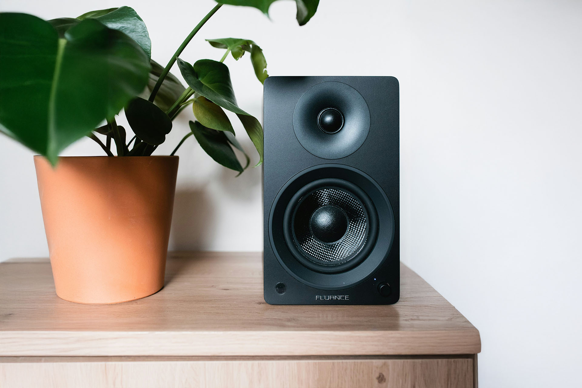 en högtalare på en bänk