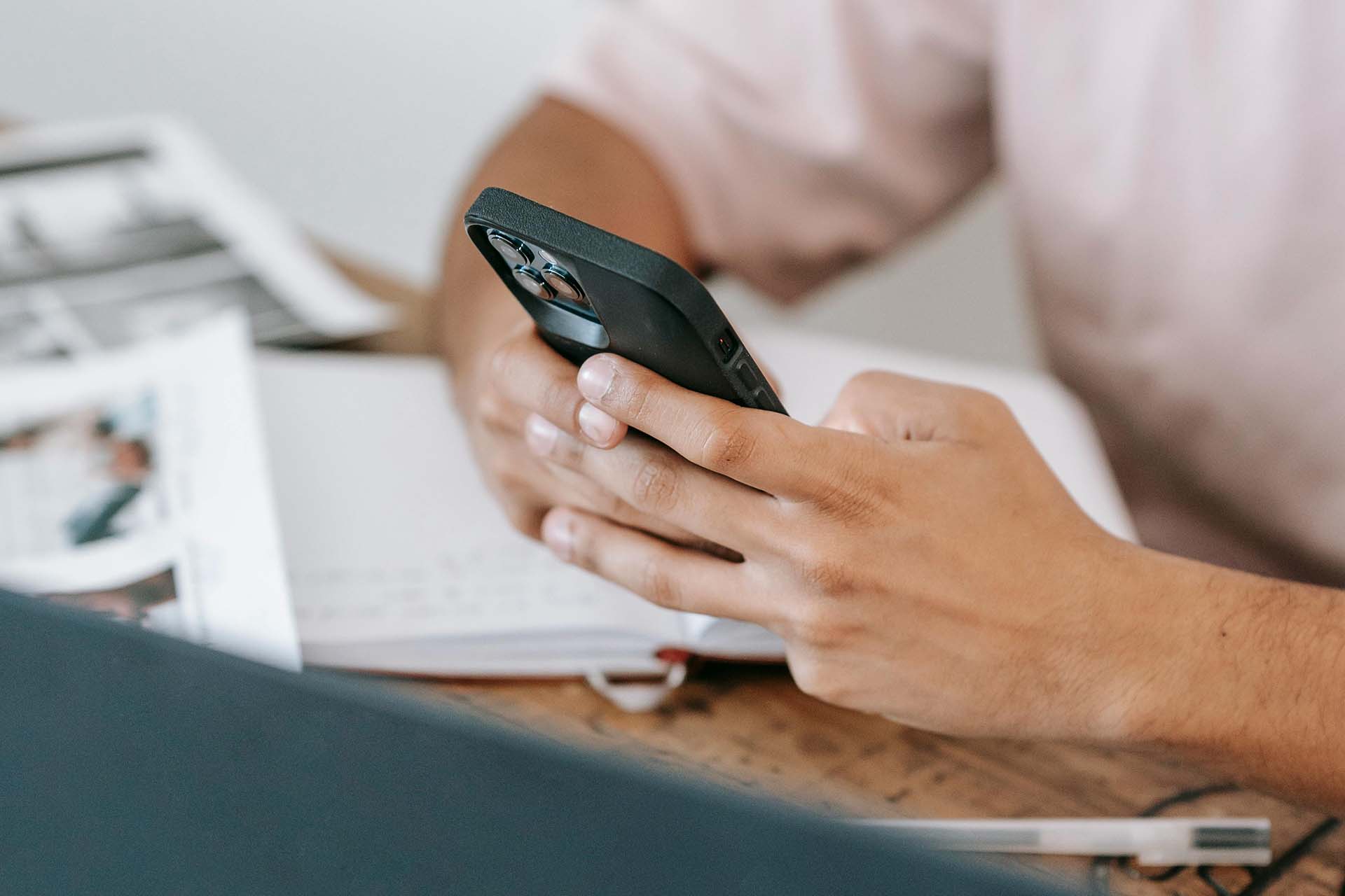 en man använder sin smartphone
