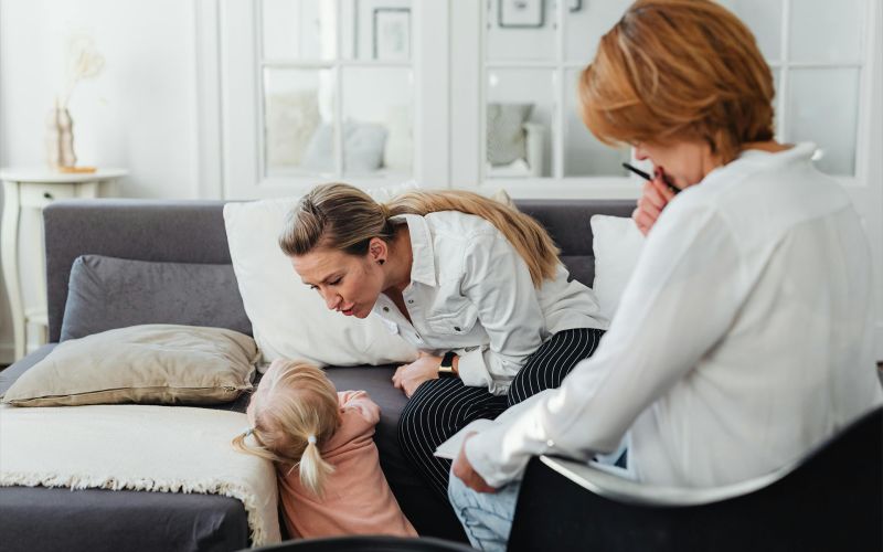 en mamma pratar med sin unga dotter