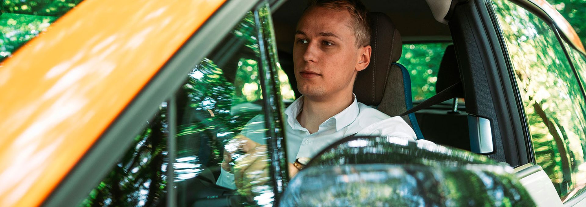 En ung kille kör bil