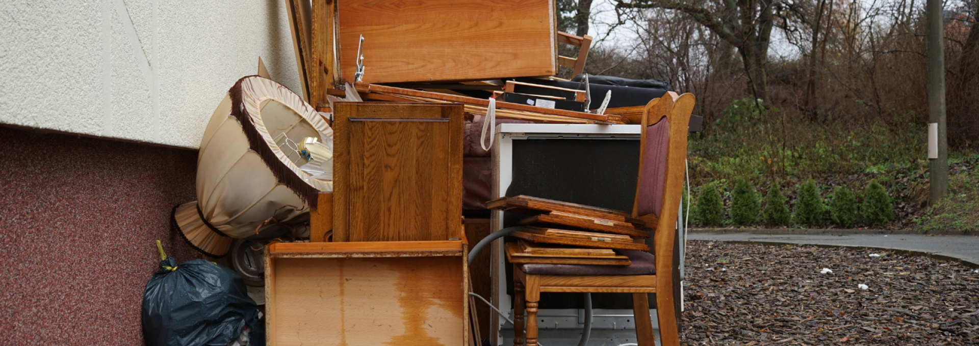 söndriga möbler vid en husfasad