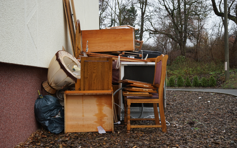 söndriga möbler vid en husfasad