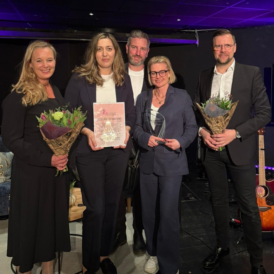 Fem personer som har tagit emot pris och blommor