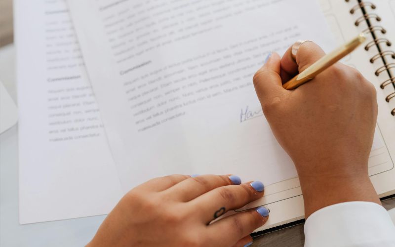 en hand signerar ett dokument