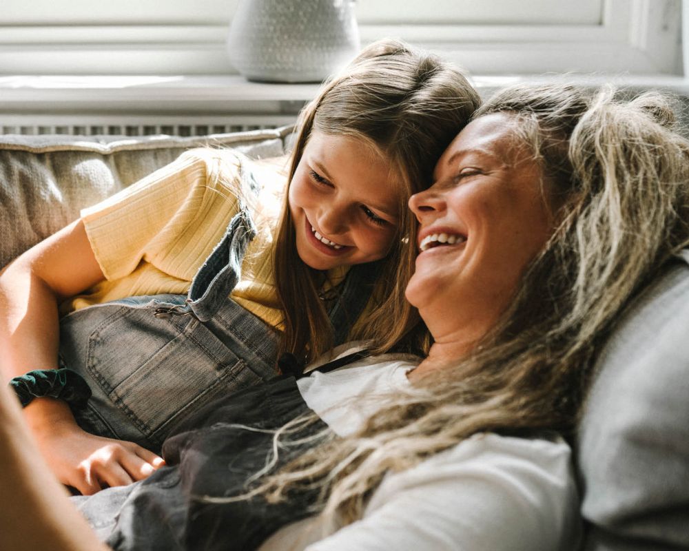 en mamma och dotter ler