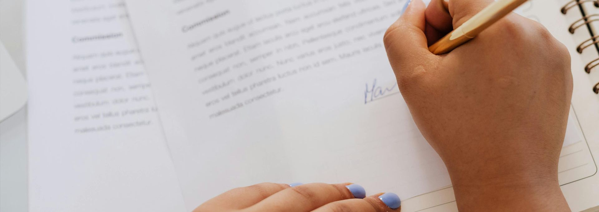 en hand signerar ett dokument